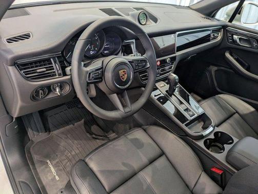 2025 Porsche Macan AWD