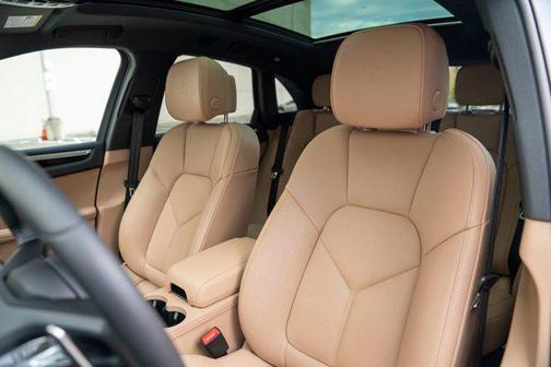 2025 Porsche Macan AWD