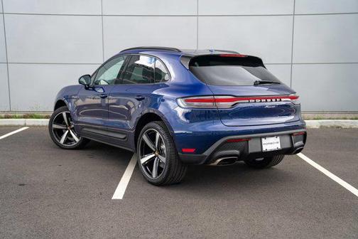 Gentian Blue Metallic 2026 Porsche Macan Macan