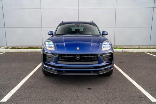 Gentian Blue Metallic 2026 Porsche Macan Macan