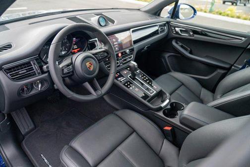 Gentian Blue Metallic 2026 Porsche Macan Macan