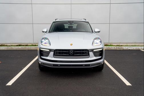 Dolomite Silver Metallic 2026 Porsche Macan Macan