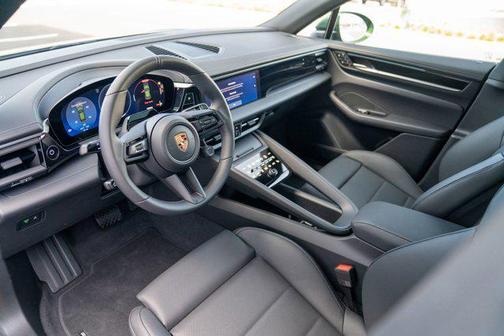 Oak Green Metallic Neo 2026 Porsche Macan Macan Electric 4