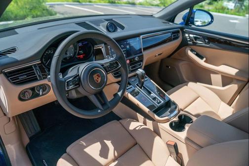 Gentian Blue Metallic 2026 Porsche Macan Macan