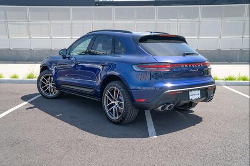 Gentian Blue Metallic 2026 Porsche Macan Macan