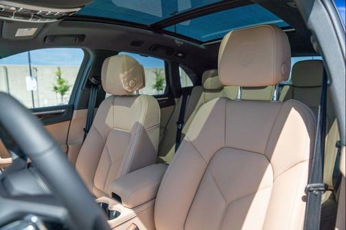 Gentian Blue Metallic 2026 Porsche Macan Macan