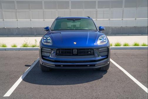 Gentian Blue Metallic 2026 Porsche Macan Macan