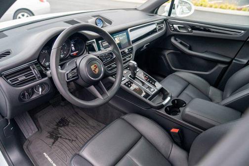 2025 Porsche Macan AWD