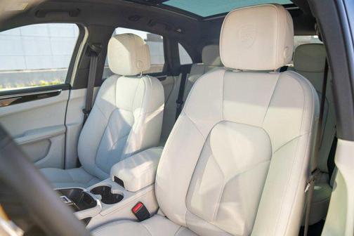 Dolomite Silver Metallic 2026 Porsche Macan Macan