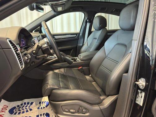 2023 Porsche Cayenne Platinum Edition
