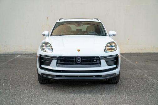 Carrara White Metallic 2025 Porsche Macan Macan