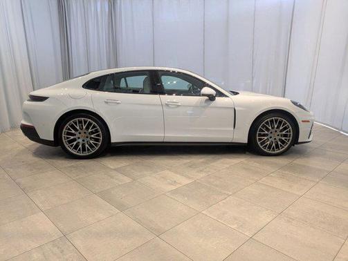 2025 Porsche Panamera 4