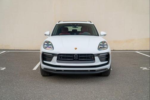 Carrara White Metallic 2026 Porsche Macan Macan