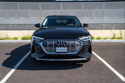 Mythos Black Metallic 2022 Audi e-tron Sportback S line Prestige