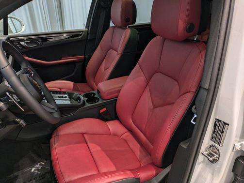 2025 Porsche Macan AWD