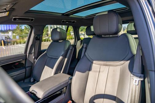 Santorini Black Metallic 2023 Land Rover Range Rover P400 SE
