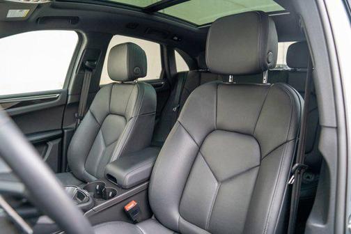 2025 Porsche Macan AWD