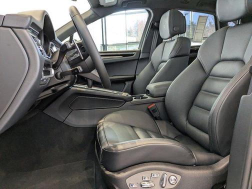 2025 Porsche Macan AWD