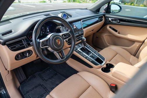 Volcano Gray Metal 2020 Porsche Macan Macan