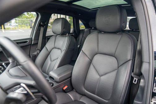 2025 Porsche Macan AWD