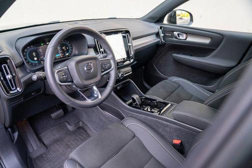 2023 Volvo XC40 B5 Ultimate Dark Theme