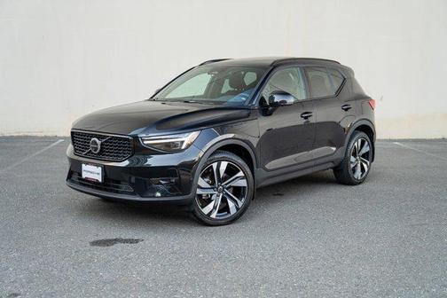 2023 Volvo XC40 B5 Ultimate Dark Theme