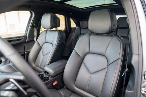 2025 Porsche Macan AWD