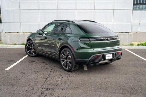 Oak Green Metallic Neo 2025 Porsche Macan Macan Electric 4