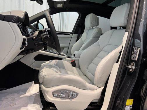 2025 Porsche Macan AWD