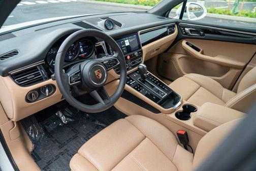 2025 Porsche Macan AWD
