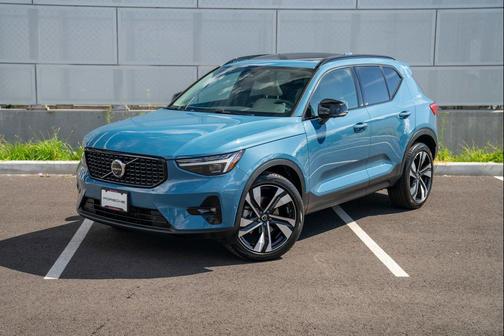 Blue 2023 Volvo XC40 B5 Ultimate Dark Theme