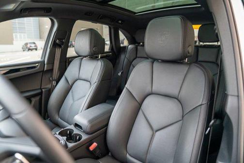 2025 Porsche Macan AWD