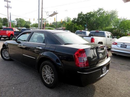 Photo 4 of 15 of 2010 Chrysler 300 Touring/Signature/Executive Series