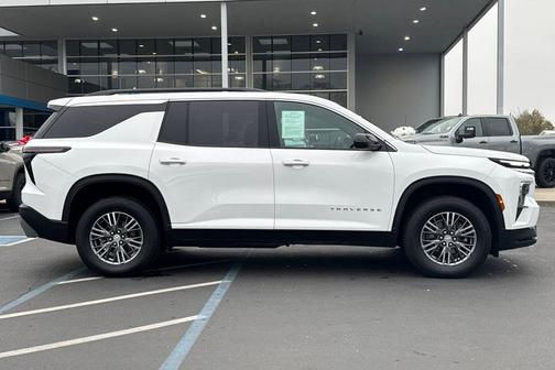 2025 Chevrolet Traverse LT