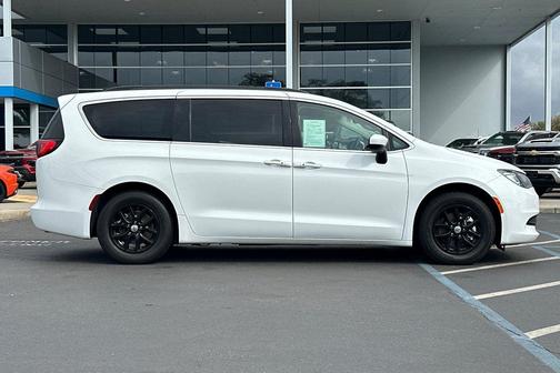 2021 Chrysler Voyager LXI
