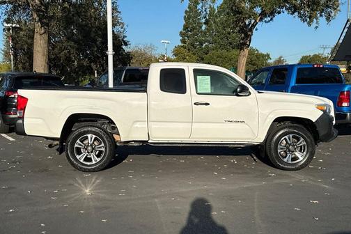 2017 Toyota Tacoma SR