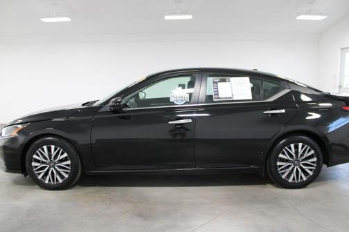 Super Black 2023 Nissan Altima 2.5 SV