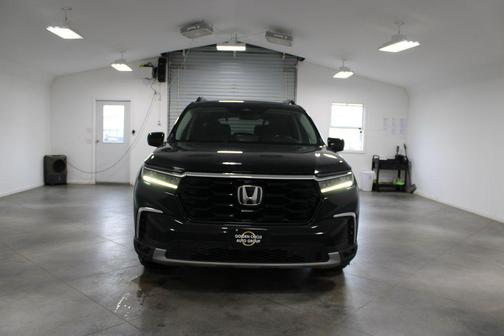 Crystal Black Pearl 2023 Honda Pilot Touring 8-Passenger
