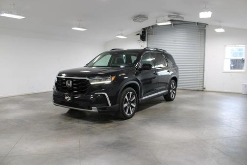 Crystal Black Pearl 2023 Honda Pilot Touring 8-Passenger
