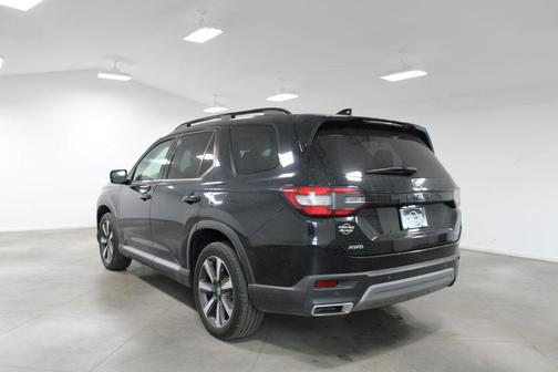 Crystal Black Pearl 2023 Honda Pilot Touring 8-Passenger