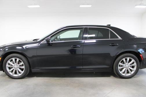 Gloss Black 2023 Chrysler 300 Touring