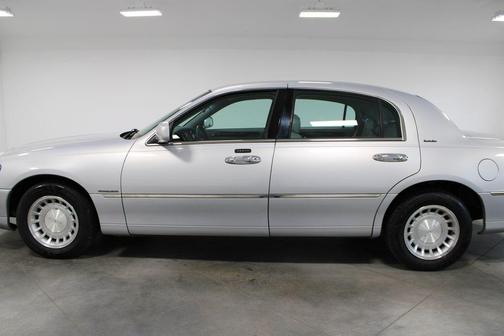 2002 Lincoln Town Car Executive
