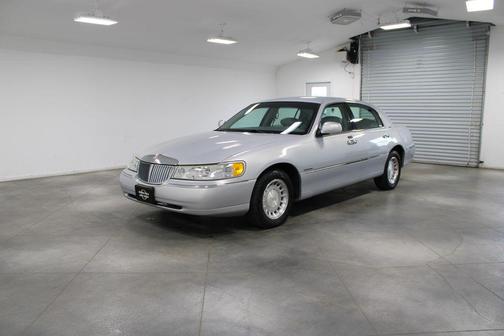 2002 Lincoln Town Car Executive