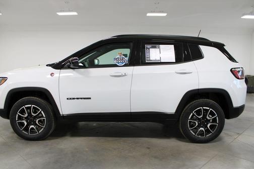 Bright White Clearcoat 2025 Jeep Compass Trailhawk