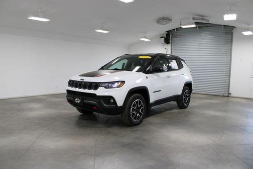 Bright White Clearcoat 2025 Jeep Compass Trailhawk
