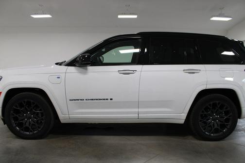 Bright White Clearcoat 2024 Jeep Grand Cherokee Summit