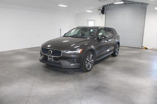 2024 Volvo V60 Cross Country B5 Plus