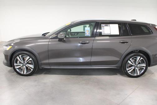 2024 Volvo V60 Cross Country B5 Plus