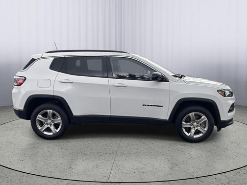 Bright White Clearcoat 2024 Jeep Compass Latitude