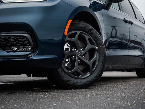 2025 Chrysler Pacifica Hybrid Hybrid Premium S Appearance Pkg